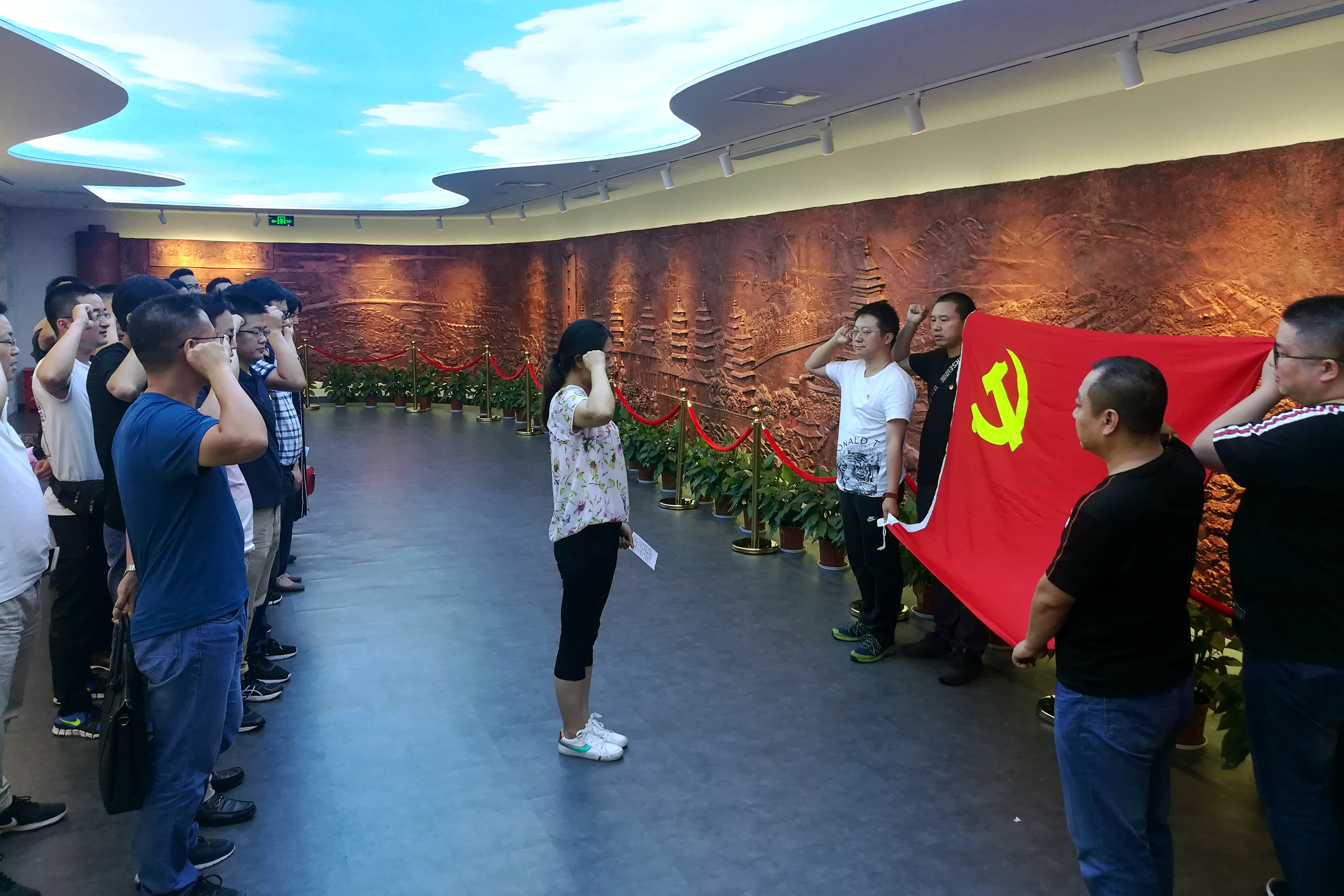 不忘初心、艰辛斗争，鸿运国际电缆党委组织党员同志赴华西村旅行学习